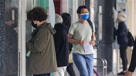 政府農曆年後普發現金  行政與法制程序討論中行政院預計開春後發放每人新台幣6000元，政院人士指出，政府過去有部分現金補助直接匯入民眾帳戶經驗，這次也思考建立系統，讓民眾線上申請後直接入帳、ATM請領及郵局臨櫃領取等作法，但尚未完全定案。圖為民眾5日在郵局使用ATM。中央社記者鄭清元攝  112年1月5日