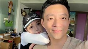 汪小菲（右）、張穎穎（左）高調認愛。（圖／翻攝自微博）