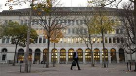 瑞士央行最新表示，2022年的年度虧損將達到1320億瑞士法郎。（圖／路透社）