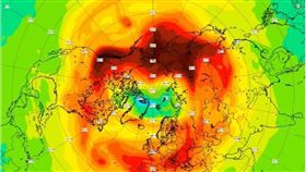 北極上空的臭氧層近日出現罕見破洞，科學家說，從太空和地面都可追蹤到這個迄今最大的大洞，但除非它往南移動，否則不會危及人類。（圖取自哥白尼大氣監控機構網頁atmosphere.copernicus.eu）