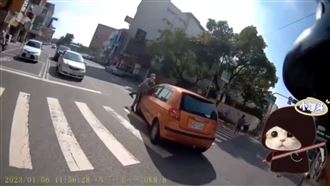行人地獄？左轉車撞阿伯還狂叭　網全氣瘋