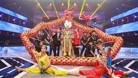 蔡佳麟帶10公尺舞龍錄影。（圖／民視提供）　