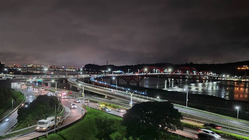 關渡橋轎車砂石車擦撞　沿線塞翻了