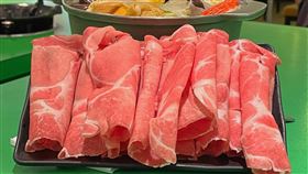 注脂肉7/1起強制標示  需加註僅供熟食有業者會用注射油脂做出雪花或霜降肉，這類肉品稱為「注脂肉」。食藥署17日宣布，7月起注脂肉須標「注脂」、「僅供熟食」，涮涮鍋、燒烤等餐廳也適用，違者最重罰新台幣400萬元。圖為台北市信義區一家火鍋店內供應肉品。中央社記者張新偉攝  111年3月17日