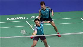 台北羽賽男雙　麟洋配奪亞軍（2）2022年台北羽球公開賽男雙冠軍戰24日在台北和平籃球館進行，台灣男雙組合「麟洋配」王齊麟（後）、李洋（前）與馬來西亞組合激戰3局，最終以18比21、21比11、18比21不敵對手，屈居亞軍。中央社記者張新偉攝  111年7月24日