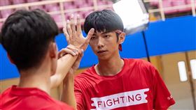 于成炘溫馨接送Yuri。（圖／翻攝自臉書）