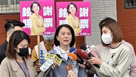 王鴻薇路口謝票。(圖/王鴻薇辦公室提供)