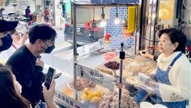 陳淑芳（右）現身台南湯圓店驚呆民眾。（圖／双喜提供）