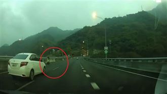 機車逆向狂飆國6險撞車！駕駛驚喊：勇喔