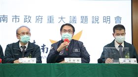 台南諸多傳言受矚目  黃偉哲急說明釋疑台南2個月來備受全國矚目，台南市長黃偉哲（中）10日突然召開記者會說明澄清各傳言疑雲，他表示，外界傳言過多，市府有責任讓民眾知道真相。中央社記者張榮祥台南攝  112年1月10日