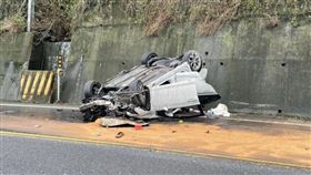 轎車狂翻滾全毀　駕駛命大無傷