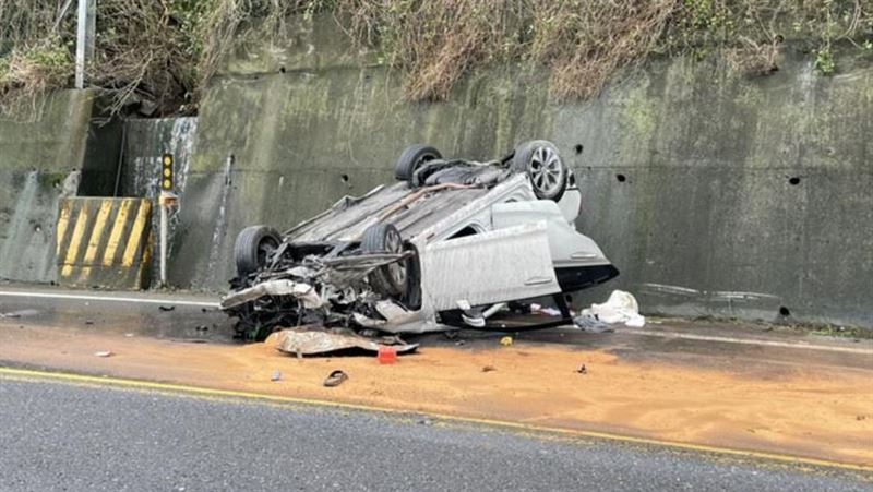 玩命關頭？轎車狂翻滾全毀　駕駛命大無傷
