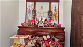 「送神」完即將進行「清囤」，也就是清理神像、神明香爐、祖先牌位、祖先香爐、神明桌。（圖／楊登嵙提供）