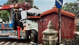 到外地路況不熟！大貨車頭塞撞進土地公廟