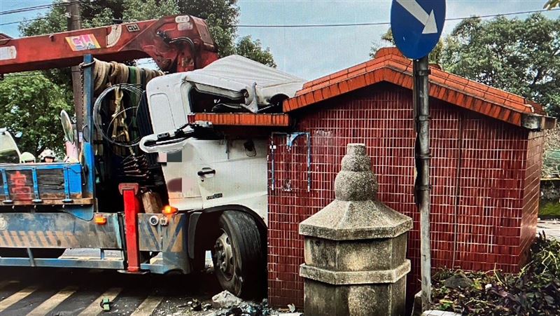 到外地路況不熟！大貨車頭塞撞進土地公廟