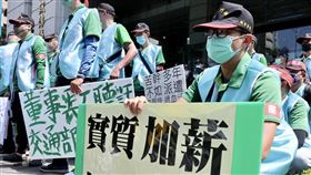 交通部前抗議　中華快遞工會爭取加薪（2）中華快遞工會10日再度到交通部前抗議，提出加薪新台幣5000元及不扣績效獎金等訴求。中央社記者張皓安攝　111年7月10日