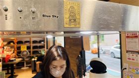 迷你版灶神貼在現代廚房中不顯突兀，建議張貼靠近爐台或電鍋、快煮壺附近。（圖／486團購提供）