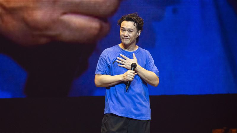 陳奕迅聲音出問題　唱到一半哭了