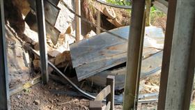 南投竹山天梯，落石砸毀步道，封園(圖／翻攝畫面)