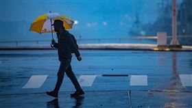 受東北季風影響  基隆清晨降雨（1）受到東北季風影響，中部以北及東北部天氣稍轉涼，基隆北海岸有局部大雨發生的機率，圖為4日清晨基隆海洋廣場降下雨勢，民眾撐傘外出。中央社記者趙世勳攝  111年11月4日