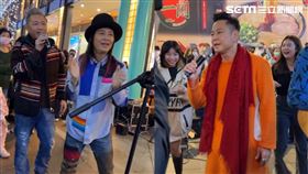 獨家／野生草蜢現身信義區！亂入街頭藝人合唱《半點心》　全場暴動。（圖／網友授權提供）
