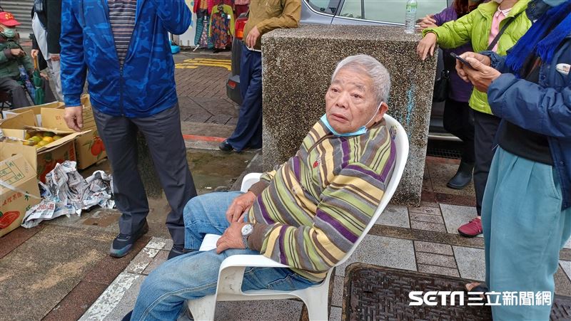獨／知名善人年前送暖　老地方發免費雞排