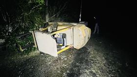 苗栗造橋，堆高機側倒壓住老翁，千斤頂救援，送醫不治(圖／翻攝畫面)