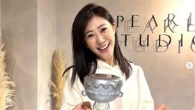 演員許蓁蓁最近在社群媒體中曬出穿低胸深Ｖ的緊身婚紗。（圖／翻攝自臉書）