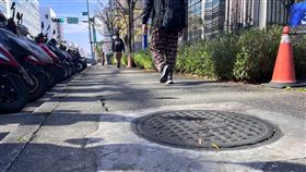 人行道,水溝蓋,行人,路人,走道。（圖／記者蕭宥宸攝影）

