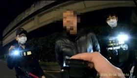 北市警方查獲男子身上攜帶有5包毒品咖啡包。（圖／翻攝畫面）