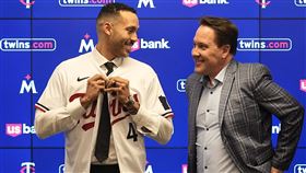 ▲柯瑞亞（Carlos Correa）（左）以6年2億美元重返雙城。（圖／美聯社／達志影像）