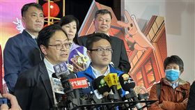 張善政受訪桃園市有33萬戶停水剛修復完成，水公司為辦理工程預計1月13日停水。市長張善政（前左）10日表示，市府已轉達希望不要這個時候停水的顧慮。中央社記者葉臻攝  112年1月10日