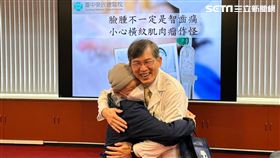 12歲小凱右臉頰腫脹，竟是橫紋肌肉瘤惹禍。（台中榮總提供）