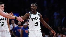 ▲哈樂戴（Jrue Holiday）投進高難度的籃板後拋投，繳出27分5助攻4籃板。（圖／美聯社／達志影像）