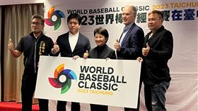 ▲左起臺中市運動局局長李昱叡、中信兄弟總教練林威助、臺中市長盧秀燕、世界棒球經典賽主席Jim Small、臺中市成棒隊總教練鄭達鴻。（圖／棒協提供）