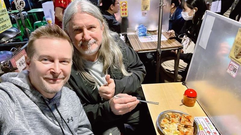 馬修連恩遊台灣　拉外國好友體驗臭豆腐