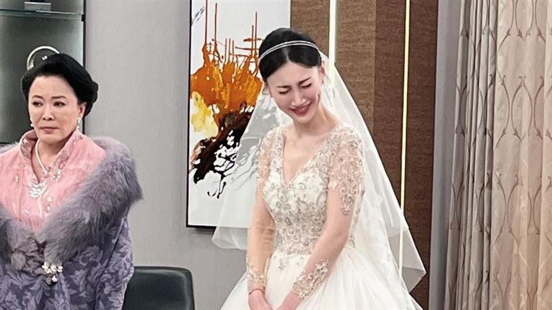 8點檔最美大嫂脫了　深Ｖ激裸婚紗遮不住