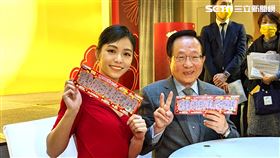 台彩今日舉辦「112年春節加碼宣告記者會」，由台彩董事暨發言人黃志宜攜手春節活動代言人宋芸樺共同揭曉春節加碼與新春限定刮刮樂新品內容。刮刮樂 （圖／記者戴玉翔攝影）