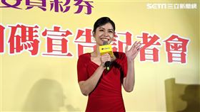 台彩今日舉辦「112年春節加碼宣告記者會」，由台彩董事暨發言人黃志宜攜手春節活動代言人宋芸樺共同揭曉春節加碼與新春限定刮刮樂新品內容。刮刮樂 （圖／記者戴玉翔攝影）