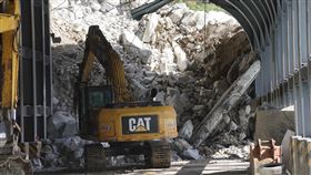 蘇花公路大清水隧道坍方  機具進場持續搶通蘇花公路台9線159.3公里處大清水隧道南口11日深夜坍方、道路阻斷，初步確認坍方處沒有人車受困。圖為公路總局12日派員從南北兩側持續搶修。中央社記者張祈攝  112年1月12日