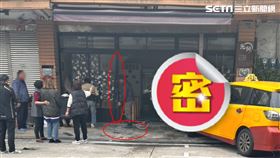 馬祖嫩妹開車暴衝進住家！門框慘遭撞歪、玻璃碎滿地。（圖／目擊者提供）