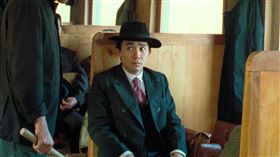 《悲情城市》中梁朝偉在火車上被問及「你是哪裡人？」，眼神雖流露不安與膽怯，但失聰瘖啞的他，卻仍要大聲回答：「我…台灣人」。（圖／牽猴子提供）