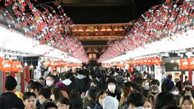東京淺草寺準備迎新年 人山人海淺草寺是東京最具歷史的寺院，也知名觀光景點，新年前後充滿年味。跨年夜到新年前3天大約有將近300萬名遊客前來參拜。中央社記者楊明珠東京攝  111年12月31日