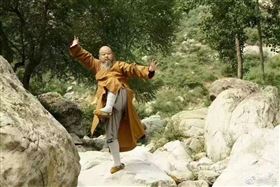 ▲中國少林寺傳出武僧總教頭釋延庄確診新冠肺炎病逝。（圖／翻攝自微博、翻攝自延庄微博）