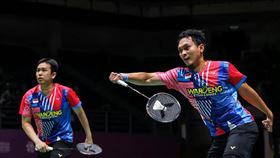 ▲「奶爸組合」蘇堤萬（Hendra Setiawan）、阿山（Mohammad Ahsan）僅用29分鐘就以直落二奪勝。（圖／BWF官方微博）