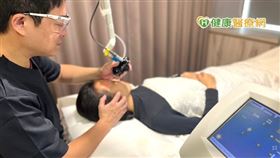 UP雷射利用汽化組織，瞬間產生高熱蒸發水分的機轉，讓治療部位收縮，凹洞口徑變小，進而造成組織重生，改善痘疤。