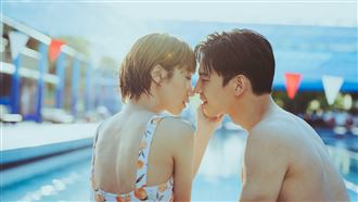 Lulu大尺度只穿比基尼　泳池激吻男神曝光