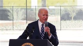 拜登出席台積電移機典禮  宣布美國製造業回歸美國總統拜登出席台積電亞利桑那州鳳凰城晶圓廠移機典禮，宣布美國製造業回歸，說新廠主要在打破美對外國製造商在關鍵零件的危險依賴，更說此廠關係到全美和全球。中央社記者江今葉鳳凰城攝  111年12月7日