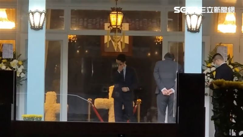 蔣萬安凝視蔣經國「眼眶起霧」爆藍營內戰