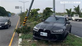 彰化員林一輛BMW M3自撞中央分隔島，駕駛竟是修車廠員工操作不當釀禍。（圖／民眾提供）